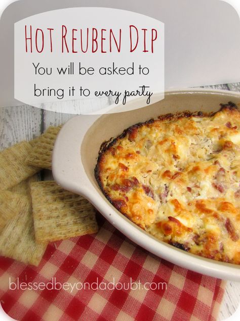 M y new favorite hot dip!Delicious Hot Reuben Dip Recipe that people will be begging you to bring to every party! Hot Reuben Dip, Dips Savory, Reuben Dip Recipe, Reuben Dip, Diy Easy Recipes, Favorite Dips, Hot Dip, Football Food, Yummy Dips