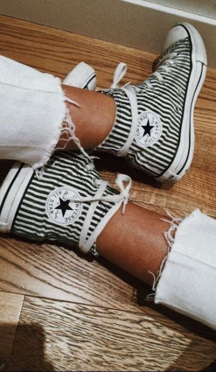 10 Summer Shoes You'll Def Want To Be Wearing This Year - Society19 Loafers Outfit, Chic Heels, Shoe Inspo, Street Outfit, Shoe Closet, Dream Shoes, Shoe Obsession, Mode Vintage, Fjallraven Kanken