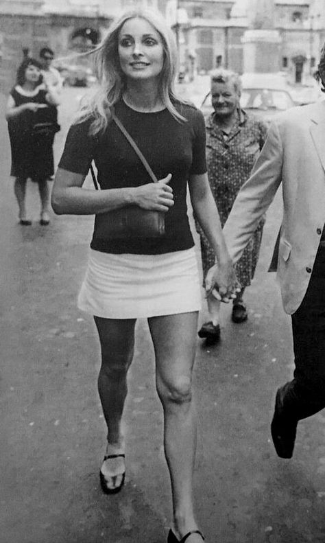 60s Fashion Sharon Tate, Modern 60s Fashion, Sharon Tate Style, 60s Mini Skirt, Classic Style Icons, 60s Outfits, Style Icons Inspiration, 1950s Models, Beatnik Style