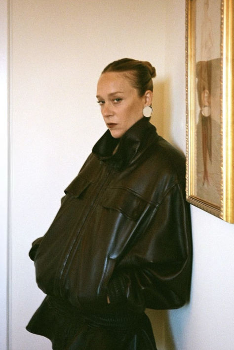 Chloe Sevigny Aesthetic, Chloe Aesthetic, Chloe Sevigny Style, Dark Window, Chloë Sevigny, Influencer Style, Street Style Aesthetic, Chloe Sevigny, Hairstyle Inspo