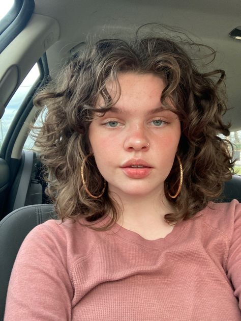 Round Face Curly Hair, Pretty Haircuts, Haircut For Big Forehead, Natural Curly Hair Cuts, Layered Curly Hair, Curly Hair Photos, Blonde Hairstyles, Wavy Haircuts, Hairstyle Inspo