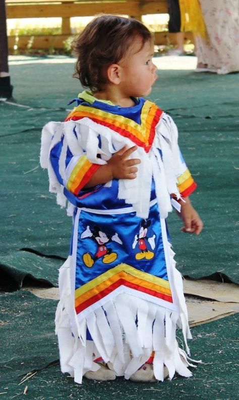 Tiny Tot boy in Grass  Dance Regalia Grass Dance Regalia, Grass Dance Outfits, Cheyenne Arapaho, Native American Girl, Native Child, Powwow Regalia, Native American Children, Native American Regalia, Native American Clothing