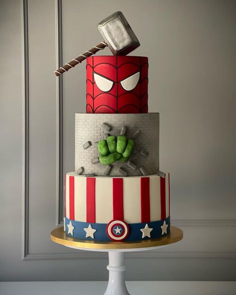 Emines Zuckerwelt 👩🏻‍🍳 (@emines_zucker_welt) | Instagram Avengers Cake Design, Avengers Themed Cakes, Marvel Birthday Cake, Hulk Birthday Cakes, Avengers Birthday Party Decorations, Spider Cake, Spiderman Birthday Cake, Hulk Birthday, Avengers Theme