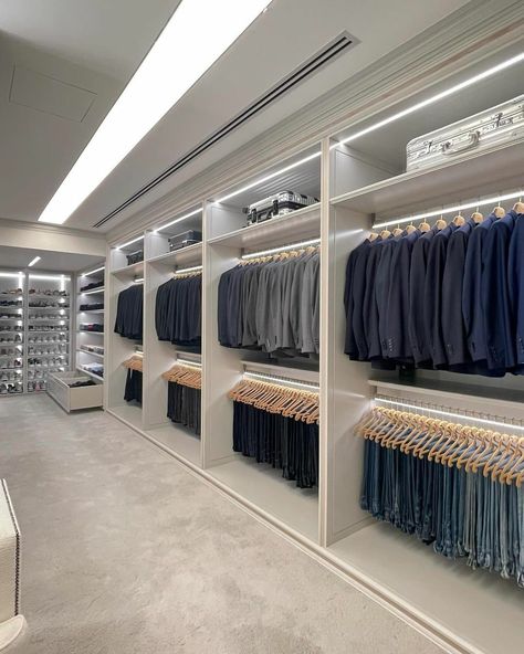 Kylie Jenner Closet Room, Kylie Closet, Massive Closet, Dream Bedroom Inspiration, Luxury Houses Mansions, Dream Closet Design, Minimalist Closet, Luxury Closets Design, Clothes Closet Organization