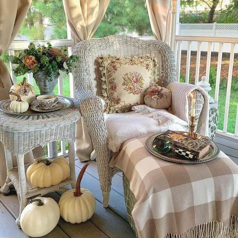 26 Simple Porch Handrails to Enhance Your Front Entrance Fall Sunroom, Cottage Core Interior, Porch Handrails, Screened In Porch Furniture, White Wicker Furniture, Front Porch Swing, Fun Pumpkins, Porch Furniture, Decorative Ideas