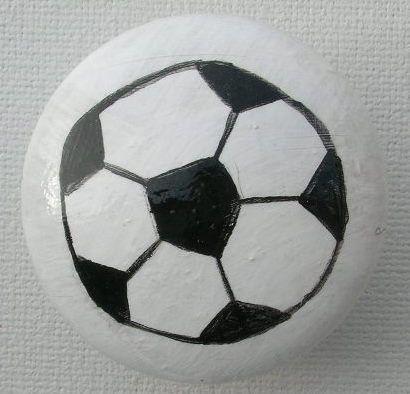 soccer doorknob Soccer Painted Rocks, Soccer Rock Painting Ideas, Painting Stones, Dremel Crafts, Pet Rock, Dreams Art, Diy Rock Art, Rock Gifts, Happy Stones