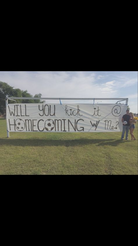 Soccer promposal Home Coming Proposals, Soccer Relationships, Basketball Promposal, Soccer Promposal, Sadies Proposal, Sadies Dance, Cute Promposals, Prom Pictures Group, Cute Prom Proposals