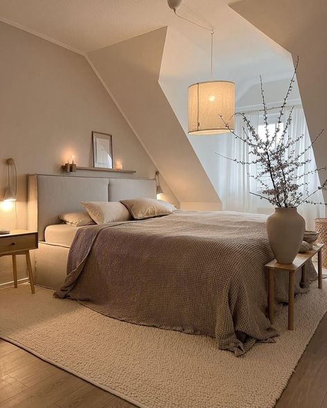 Minimalist Bedroom Decor, Interior Design Per La Casa, Attic Bedroom, Modern Bedroom Decor, Apartment Inspiration, Affordable Home Decor, Minimalist Bedroom, Cozy Bedroom, New Room