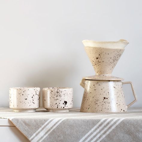 Jug Ceramic, Ceramic Succulent Planter, Coffee Dripper, Cerámica Ideas, Ceramics Ideas, Pour Over Coffee, Ceramic Set, Ceramic Kitchen, Ceramics Ideas Pottery