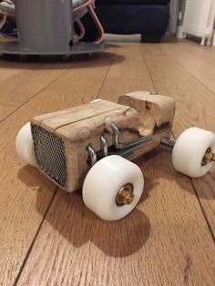 Wood Projects Plans, Wooden Toy Cars, Woodworking Project Plans, Wooden Toys Plans, Diy Couch, Wooden Car, Kids Wooden Toys, Diy Holz, Wood Creations