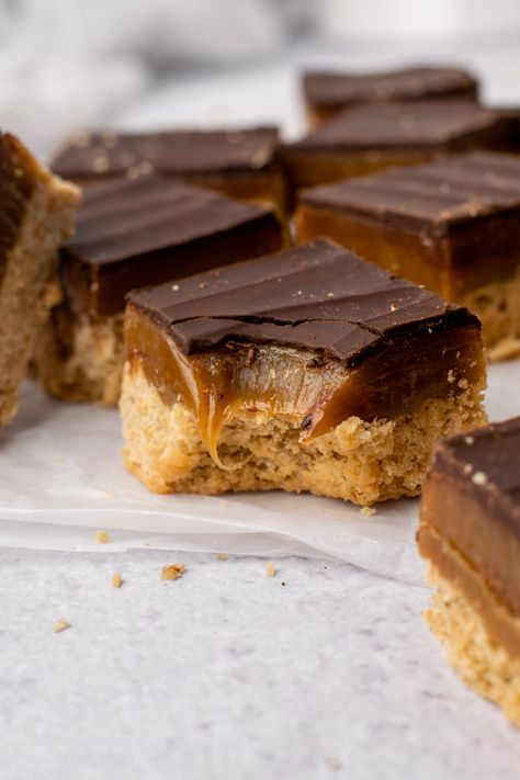 Gluten-Free Millionaire Shortbread (Dairy-Free) - Olivia's Kitchen How To Temper Chocolate, Gluten Free Candy, Chocolate Slice, Millionaire Shortbread, Shortbread Bars, Free Candy, Chocolate Topping, Homemade Caramel, Indulgent Desserts