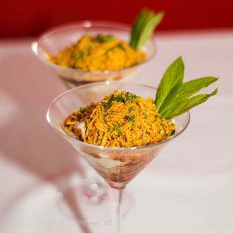 Forget The Buffet System: Have These Live Counter Stations That Your Guests Will Love! Bhel Puri Serving Ideas, Party Food Indian, Food Serving Ideas Creative, Serveware Ideas, Chaat Party, Food Plating Ideas, Live Counter, Wedding Food Menu, Plating Ideas