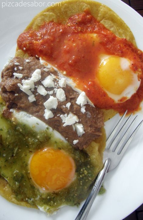 Huevos divorciados - Desayuno mexicano "Divorced" eggs, hence apart en two different salsas. Real Mexican Food, Traditional Mexican Food, Hispanic Food, Mexican Food Recipes Authentic, Mexican Dishes, Tortillas, I Love Food, Yummy Breakfast, Brunch Recipes