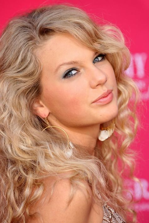 Debut Makeup, Taylor Swift Curls, Taylor Swift Makeup, Young Taylor Swift, Concert Hairstyles, Swift Taylor, Photos Of Taylor Swift, Taylor Swift Cute, Estilo Taylor Swift