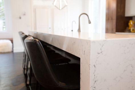 How an Instagram-Worthy Kitchen Renovation Comes Alive With the Right Surfaces #kitchen Hotondo Homes, Bathroom Industrial Chic, Waterfall Kitchen, Future Bathroom, Countertop Choices, Caesarstone Quartz, Sarah Sherman, Lighting Photo, Engineered Quartz