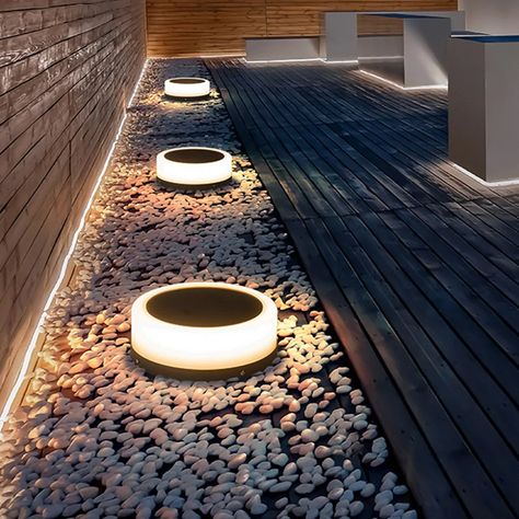 The bright light of the minimalist design column head lamp renders the courtyard environment, and the lighting decoration effect is good, which makes the surrounding buildings and landscape vivid and warm. The precision parts of this lawn lamp are sealed with silica gel to prevent rainwater and dust from entering witho