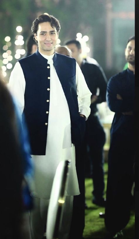 Junaid Safdar Wedding, Son Of Sardar, Junaid Safdar, Junaid Jamshed Kurta Men 2022, Sartaj Satinder Quotes, Powerful Man, Wedding Dresses Men Indian, Wedding Dress Men, Pakistani Wedding Outfits