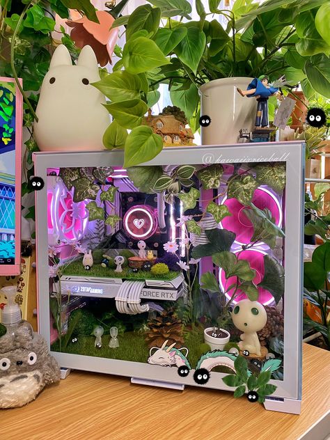 𓍊𓋼𓍊 𝓇𝒾𝒸𝑒𝒷𝒶𝓁𝓁 𓍊𓋼𓍊 (@kawaiixriceball) / Twitter Pc Gaming Setup Aesthetic, Game Corner, Ewolucje Eevee, Setup Pc, Zimmer Diy, Lots Of Plants, Bilik Idaman, Gamer Setup, Desk Layout