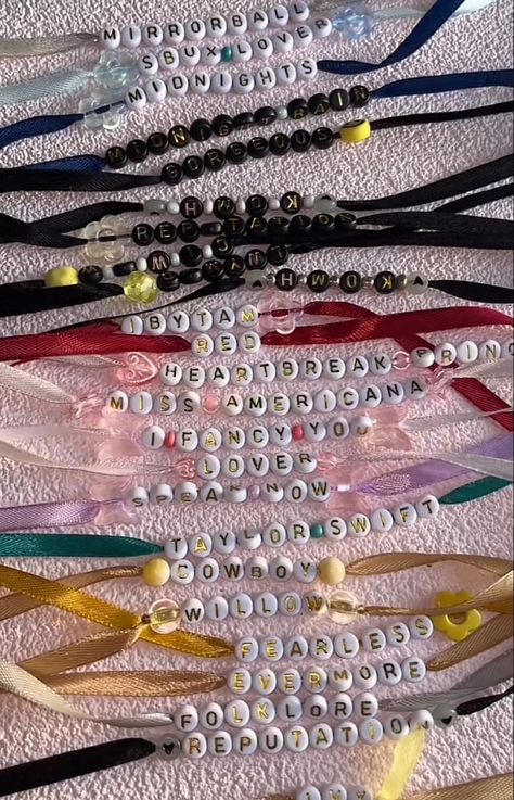 Concert Friendship Bracelets, Eras Tour Diy, Ribbon Friendship Bracelet, Taylor Bracelets, Cultural Crafts, Cute Friendship Bracelets, Homemade Bracelets, Bracelet Inspo, Friendship Bracelets Designs