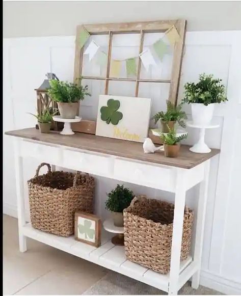 Shabby Chic Entryway, St Patricks Decorations, St. Patrick's Day Diy, Easter Decor Ideas, Easter Breakfast, Beautiful Entryways, St Patrick's Day Decorations, Entryway Ideas, Easter Dinner