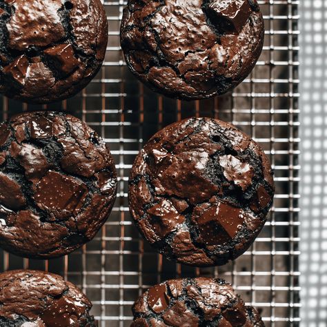 There’s something irresistible about the combination of rich chocolate and the convenience of a muffin. These Ultimate Brownie Muffins offer the perfect balance of a fudgy brownie and a classic ... Read more Brownie Muffin, Ultimate Brownies, Brownie Muffins, Fudgy Brownie, Filled Muffins, Molten Chocolate, Dessert Lover, Fudgy Brownies, Egg Whisk