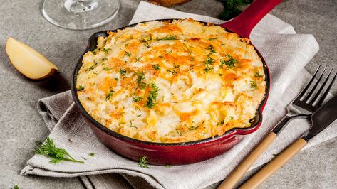 Use Leftover Pulled Pork For An Easy And Flavorful Take On Shepherd's Pie - Tasting Table Chicken Cobbler Recipe, بطاطس مهروسة, Bubble And Squeak, Pulled Pork Leftovers, Potato Toppings, Shepherds Pie Recipe, Beef Gravy, Making Mashed Potatoes, Leftover Mashed Potatoes