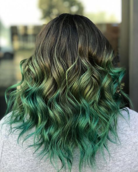 Hair done by : insta @babytay_hairmakeup  Dark root shadow with green ends Highlights In Dirty Blonde Hair, Green Balayage, Green Hair Girl, Root Shadow, Haircut Tips, Dark Green Hair, Green Hair Dye, Haircut Tip, Trendy Bob Hairstyles