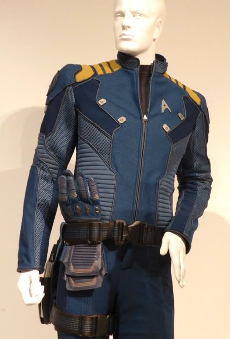 Star Trek: Beyond Starfleet Survival Suit costume detail Star Trek Armor, Space Captain Outfit, Starfleet Uniform Concept, Star Trek Uniforms Concept, Space Uniform, Star Trek Discovery Uniform, Star Trek Beyond Uniform, Star Trek Fashion, Sci Fi Uniform