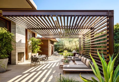 The Different Types of Pergola Materials - The Architects Diary Large Pergola, Ombra Pergola, Design Per Patio, Contemporary Patio, Modern Pergola, Pergola Attached To House, Metal Pergola, Pergola Design, Aluminum Pergola