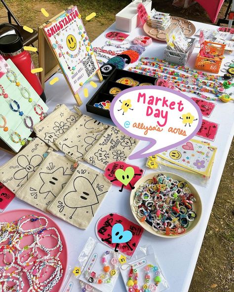 smileyartco ★ (@smileyartco) • Instagram photos and videos Diy Market Display, Bazar Ideas, Art Stall, Booth Designs, Fair Booth, Shop Branding, Fair Display, Bazaar Crafts, Pop Up Market