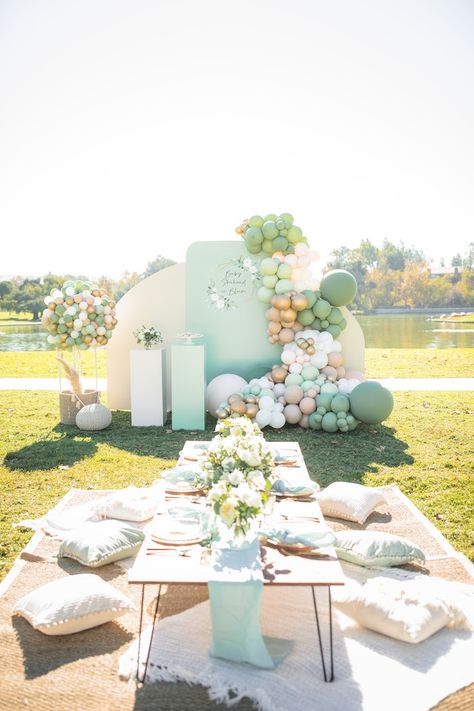 Kara's Party Ideas "Baby in Bloom" Outdoor Baby Shower | Kara's Party Ideas Outdoor Baby Shower Ideas, Picnic Baby Showers, Deco Ballon, Boy Baby Shower Ideas, Baby Shower Deco, Outdoor Baby Shower, Spring Baby Shower, Bloom Baby, Outdoor Baby