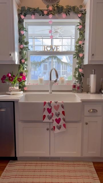 Kitchen Window Decor, Heart String Lights, Vday Decor, Saint Valentin Diy, Valentines Bricolage, Diy Valentine's Day Decorations, Diy Valentines Decorations, Kitchen Cabinets Decor, My Funny Valentine