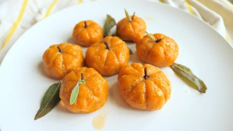 Pumpkin Dumplings, Halloween Food Dinner, Gnocchi Recipe, Potato Dumplings, Gnocchi Recipes, Halloween Dinner, Pumpkin Flavor, Dental Floss, A Sea