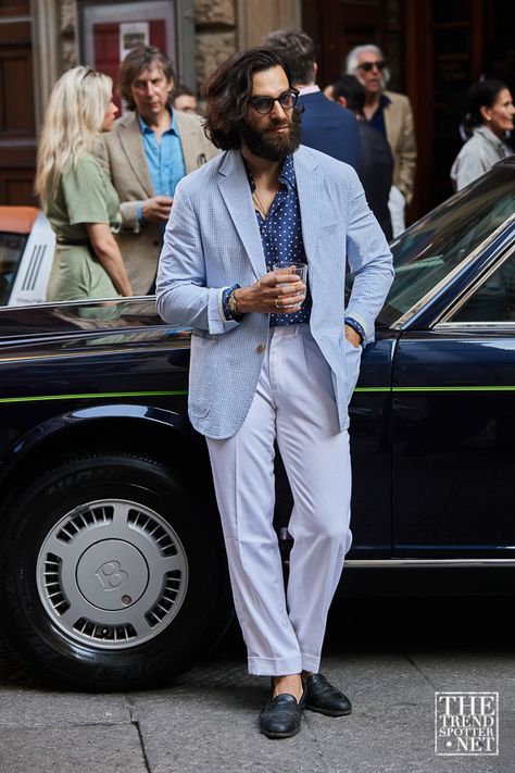 The Best Street Style From Pitti Uomo Spring/Summer 2023 Mens Italian Street Style, Pitti Uomo Summer, Spring Summer 2023 Street Style, Summer 2023 Street Style, 2023 Street Style, Formal Streetwear, Pitti Uomo Street Style, Italian Fashion Street, Street Style Fall Winter