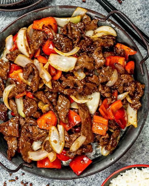 This Black Pepper Beef has tender steak strips and crisp veggies in an incredibly delicious sauce and ready in just 30 minutes. #blackpepperbeef #beef #chinesefood #takeoutfakeout #recipe Pepper Steak With Onions, Pepper Beef Recipe, Peper Steak, Pepper Steak And Onions, Steak With Onions, Budget Dinners, Chinese Pepper Steak, Black Pepper Beef, Pepper Beef