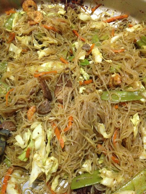 Sautéed Curry Rice vermicelli, or "Curry Pancit Bihon Guisado" consists of (米粉, mífěn) (Hokkien: bí-hún) Bihon Guisado, Pancit Bihon, Philippines Food, Curry Rice, Rice Vermicelli, Au Ideas, Pants Baggy, Pinoy Food, Filipino Recipes