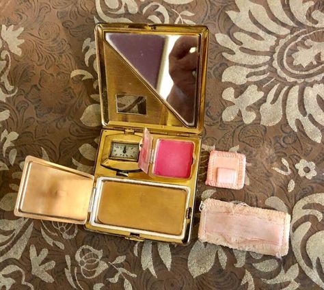 Vintage Illinois Watch Case Company Powder Compact         262 #thrifting Vintage Compact Makeup, Vintage Makeup Compact, Compact Mirror Aesthetic, Feminine Objects, Vintage Makeup Products, Compact Mirror Vintage, Disney Movie Art, Omega Watch Vintage, Compact Makeup