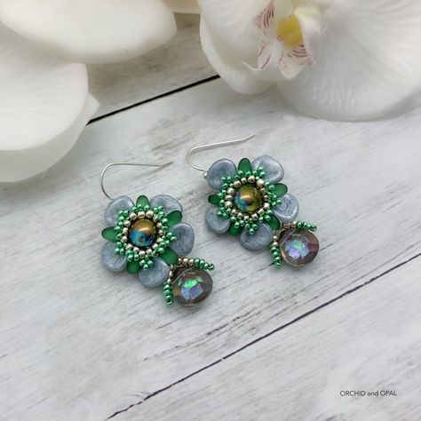 How to: Forget-Me-Not Floral Beaded Earrings Tutorial Flower Earrings Tutorial, Beaded Earrings Tutorial, Rose Petal Beads, Flower Beading, Beaded Flower Earrings, Free Beading Tutorials, Bead Shapes, Flower And Leaves, Earrings Tutorial