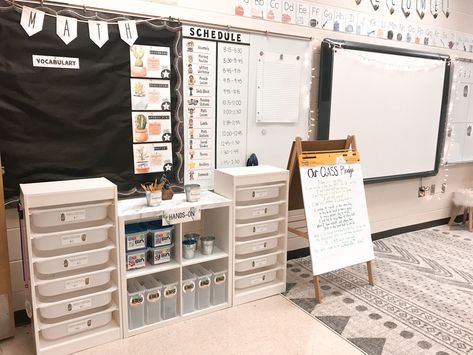 Co Teacher Classroom Set Up, Minimalistic Classroom Decor, Minimalist Classroom Elementary, Classical Classroom, Minimalist Classroom, Groovy Classroom, Classroom Whiteboard, Simple Classroom, Clean Classroom