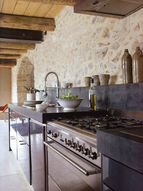 Kitchen Stone Wall, Stone Kitchen Design, Stone Walls Interior, Casa Cook, Cabin Kitchen, French Country Kitchens, Tuscan Kitchen, Stone Backsplash, Stone Kitchen