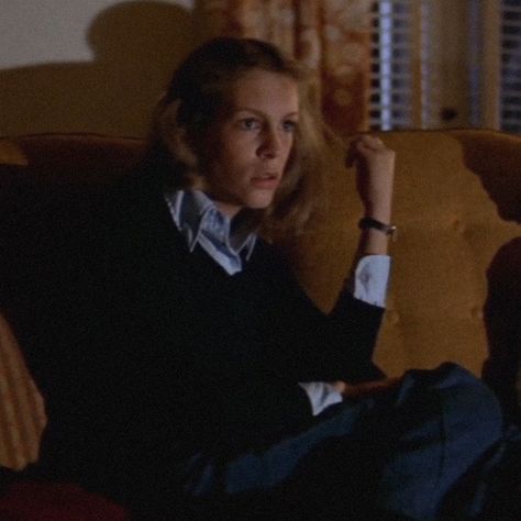 halloween (1978) 1970s Horror, Laurie Strode, Halloween 1978, Seventies Fashion, Halloween Movies, Movies Showing, Fall Halloween, Horror Movies, Movies And Tv Shows