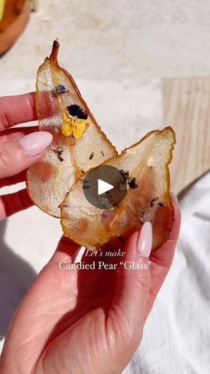 Candied Pear Slices, Edible Dried Flowers, Dried Cocktail Garnish, Thanksgiving Edible Crafts, Hygge Crafts, Candied Fruits, Fruit Garnish, Drink Garnishing, Healing Tea