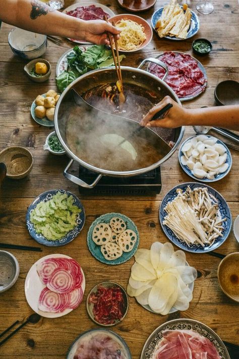 Chinese Hotpot, Hot Pot Recipe, Shabu Shabu, Asian Inspired Recipes, Japan Food, Hot Meals, Hot Pot, Korean Food, Chopsticks