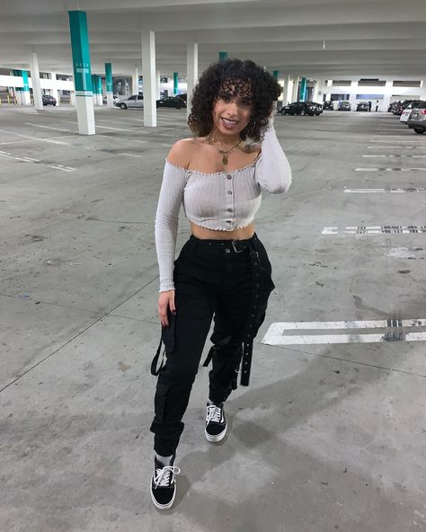 #fashion #outfit #style #outfitoftheday #baddieoutfits #curlyhair #vans #pretty #streetstyle  #cargopants Cargo Pants With Vans, Dunks Outfits, Dunk Outfit, Classy Work Outfits, High Top Vans, Outfit Style, Baddie Outfits, Fashion Outfit, Work Outfits