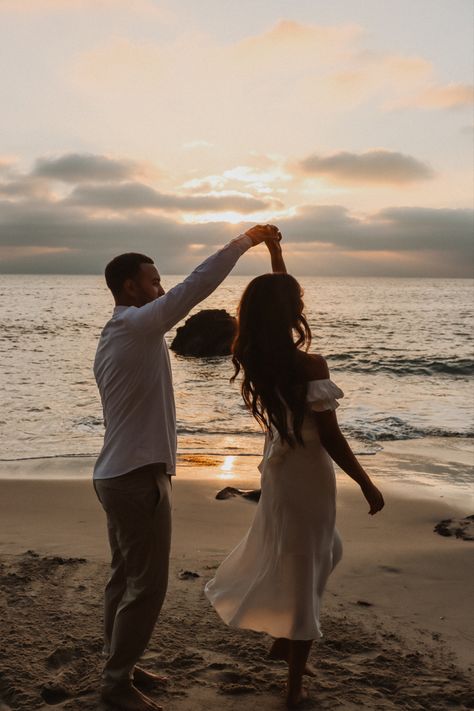 Photos Couple Plage, Shooting Photo Couple, Butterflies Drawing, Strand Foto's, Engagement Photo Shoot Beach, Engagement Pictures Beach, Couples Beach Photography, Couple Beach Pictures, Wedding Fotos