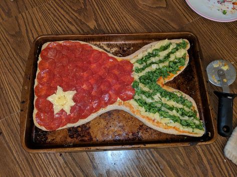 Form pizza dough in a shape of a tail, add pepperoni, (star shaped) pineapple, and spinach.  Yum! Mermaid Pizza Party, Mermaid Pizza, Mermaid Birthday Party Food, Birthday Pizza, Meat And Cheese Tray, Kings Table, Party Food Themes, Pizza Snacks, Making Cakes