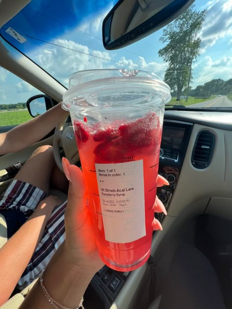 Venti Strawberry acai refresher with lemonade and raspberry syrup! a must have #starbucks #refresher Starbucks Strawberry Refresher, Acai Drink, Starbucks Strawberry Acai Refresher, Starbucks Party, Raspberry Drink, Strawberry Acai Refresher, Cold Starbucks Drinks, Starbucks Strawberry, Iced Starbucks Drinks