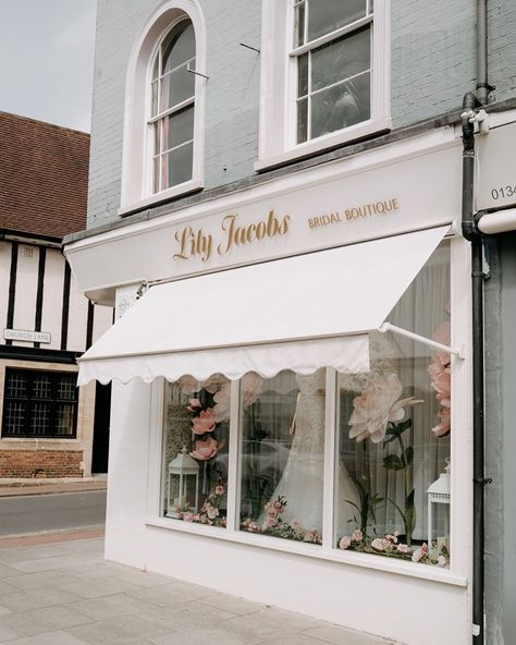 Our little piece of bridal heaven ☁️✨ We can’t wait to welcome all of our new brides this week and help them find their dresses 💍 We also have collection appointments with our brides to try their dresses for the first time ✨ These are always such special appointments, getting to relive all of those feelings you felt when you initially found your dress ✨ Are you visiting us this week? It’s the perfect time to visit, the sun is shining, we have some new dresses & we’ve re stocked the fizz 🥂 H... Bridal Store Aesthetic, Bridal Store Dressing Room, Bridal Store Interior Design, Bridal Shop Aesthetic, Bridal Studio Interior, Bridal Shop Interior Design, Bridal Store Interior, Boutique Floor Plan, Bridal Shop Interior