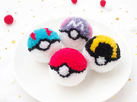 DIY Tutorial - How to Make a Pompom Pokeball - Pompom Tutorial Pompom Tutorial, Make A Pompom, Pompom Crafts, Ultra Ball, Pom Wonderful, Pompom Earrings, Pompon Diy, Pom Pom Animals, Master Ball