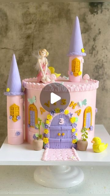 Castle Birthday Cakes Princess, Princesses Cake Ideas, Diy Castle Cake, Buttercream Princess Cake, Princess Cupcakes Ideas, Princess Cakes Ideas Girl Birthday, Castle Cake Diy, Princess Cake Birthday, Disney Princess Cake Ideas